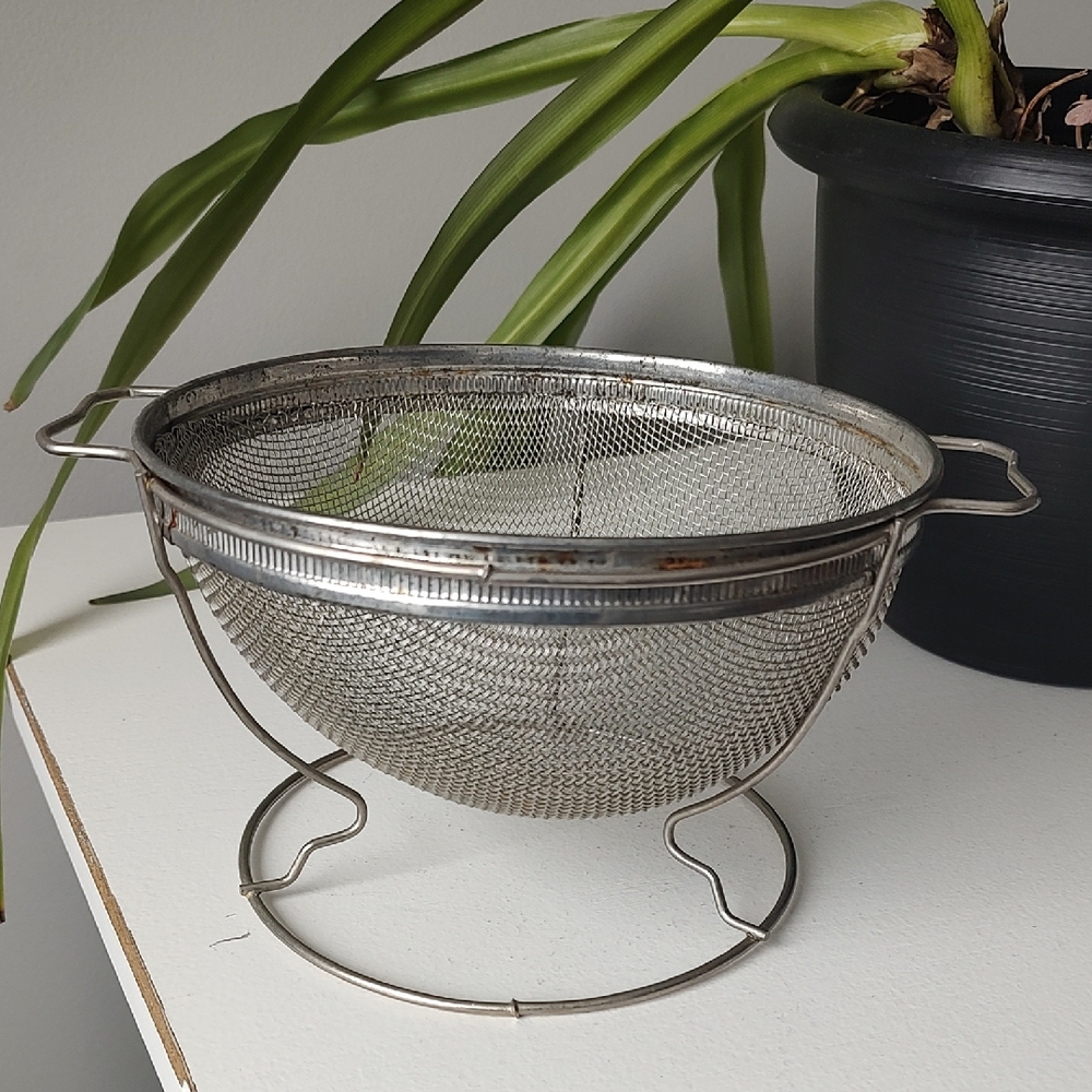 Vintage Metal Mesh Kitchen Strainer With Footed Base